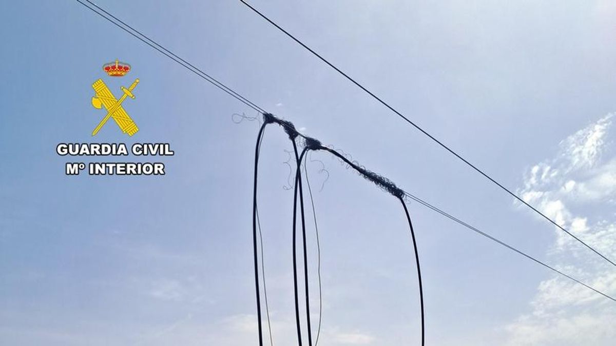 Una línea telefónica dañada tras el robo del cable de cobre.
