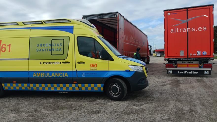 Herido un transportista tras caer de la gabarra de un camión en Cambados