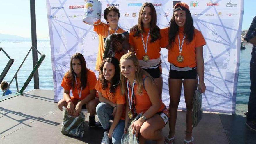 Equipo femenino de Chapela, que consiguió el oro en Moaña.