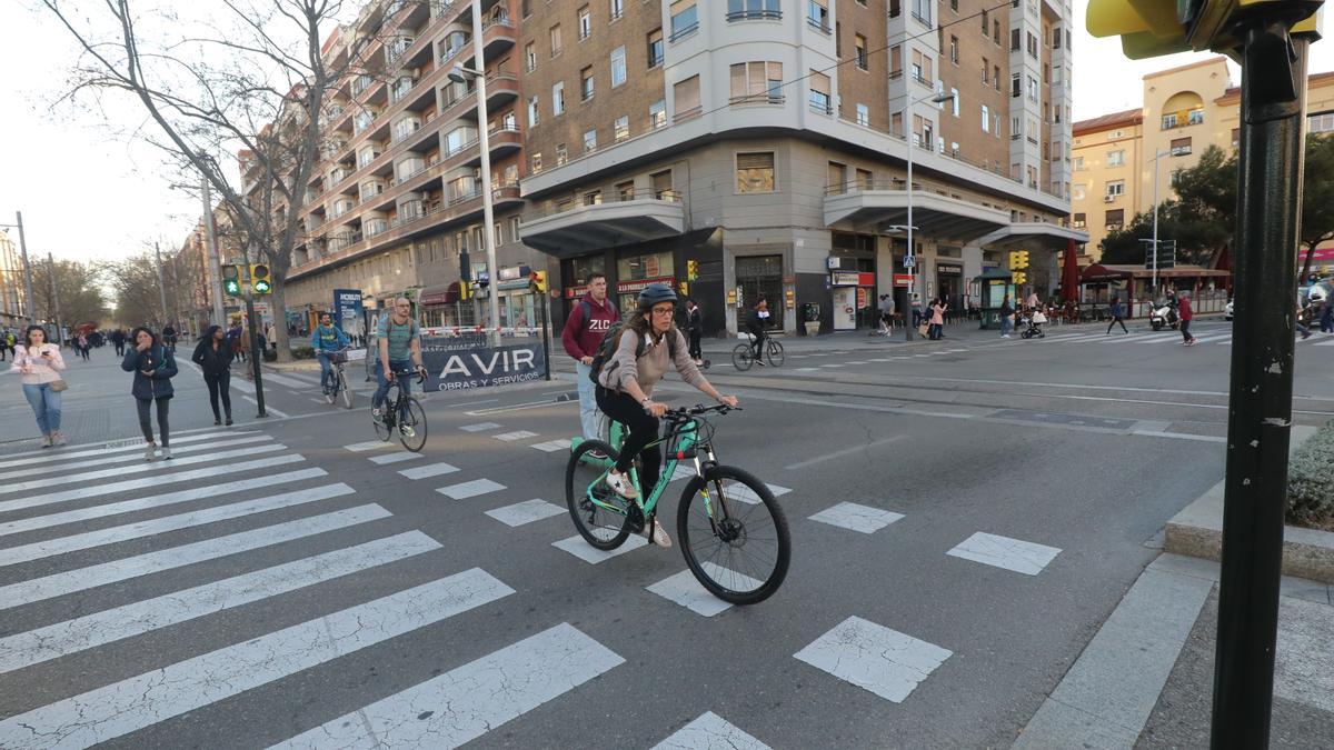 Carril bici en Gran Vía cuando se cruza con la avenida Goya.