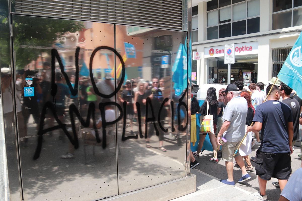Manifestació al Prat contra l’ampliació de l’aeroport.