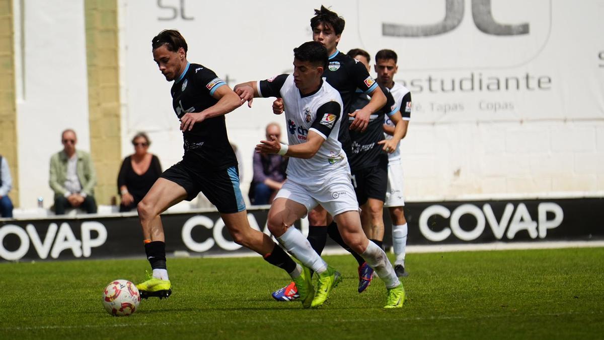 Lance del pasado derbi entre el CD Pozoblanco y el Ciudad de Lucena.