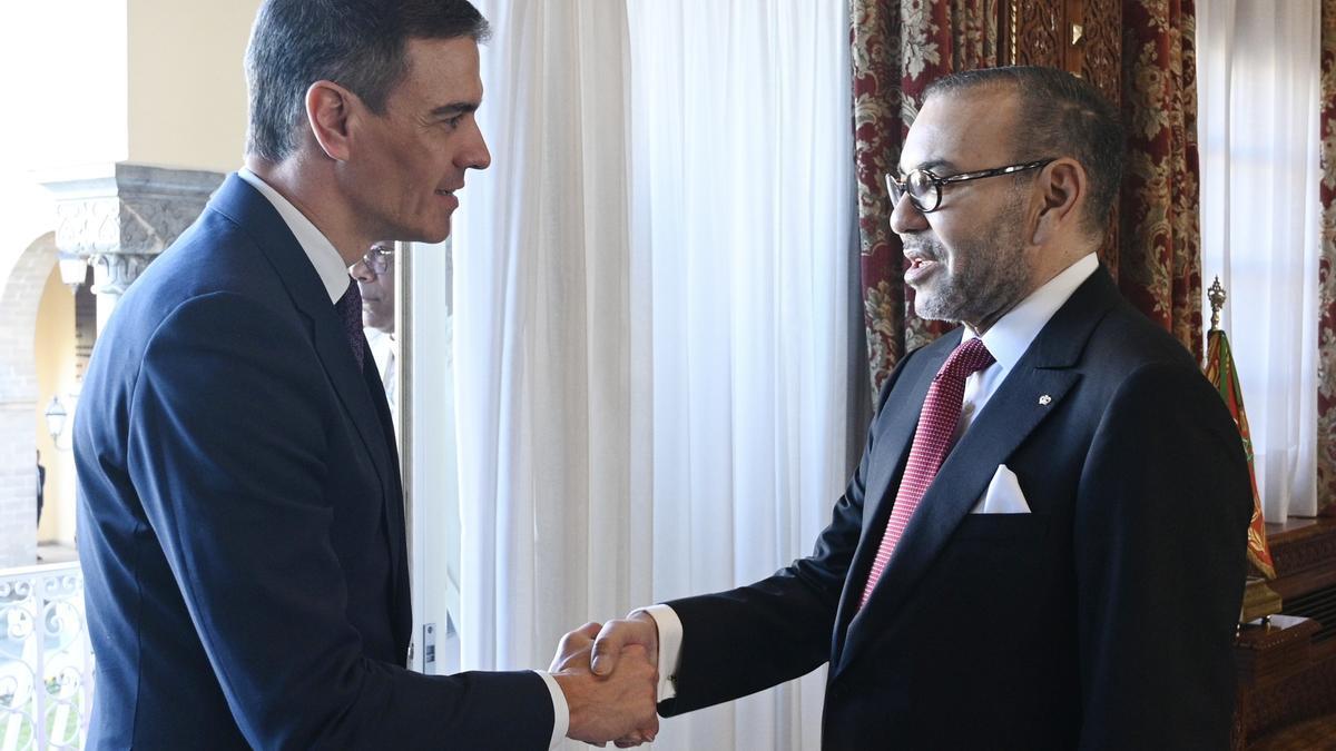 El presidente del Gobierno español, Pedro Sánchez, saluda al rey Mohamed VI, durante su último encuentro en Rabat.