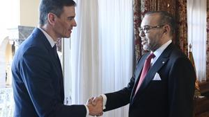 El presidente del Gobierno español, Pedro Sánchez, saluda al rey Mohamed VI, durante su último encuentro en Rabat.