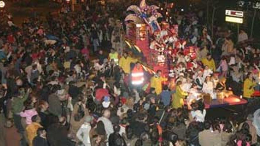 Los Reyes Magos llenan las calles de Extremadura de magia, ilusión y caramelos