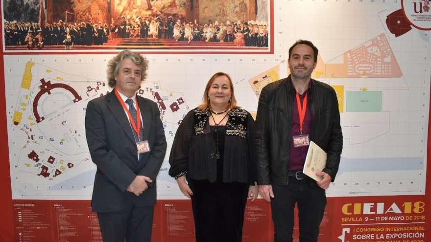 Eduardo Esteban, la directora del congreso, Amparo Graciani, y Carlos Gegúndez. // Isidro Gómez