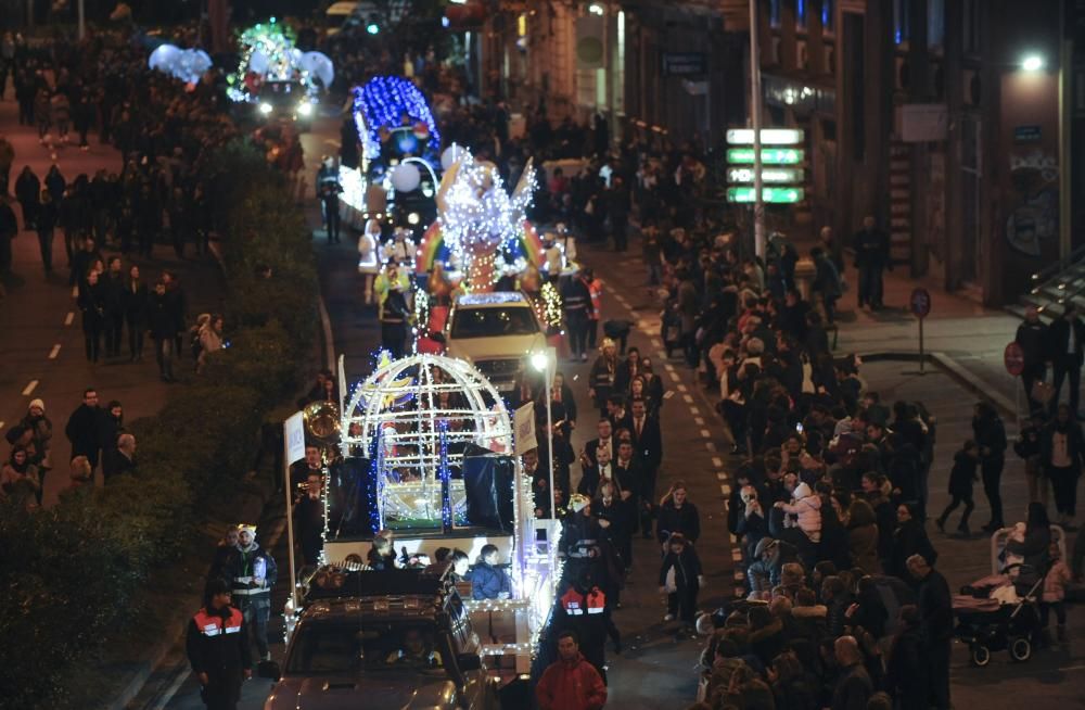 Los Reyes Magos recorren la ciudad desde O Castrillón hasta la plaza de María Pita.