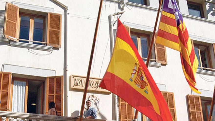 El jefe de prensa procede al izado de banderas.