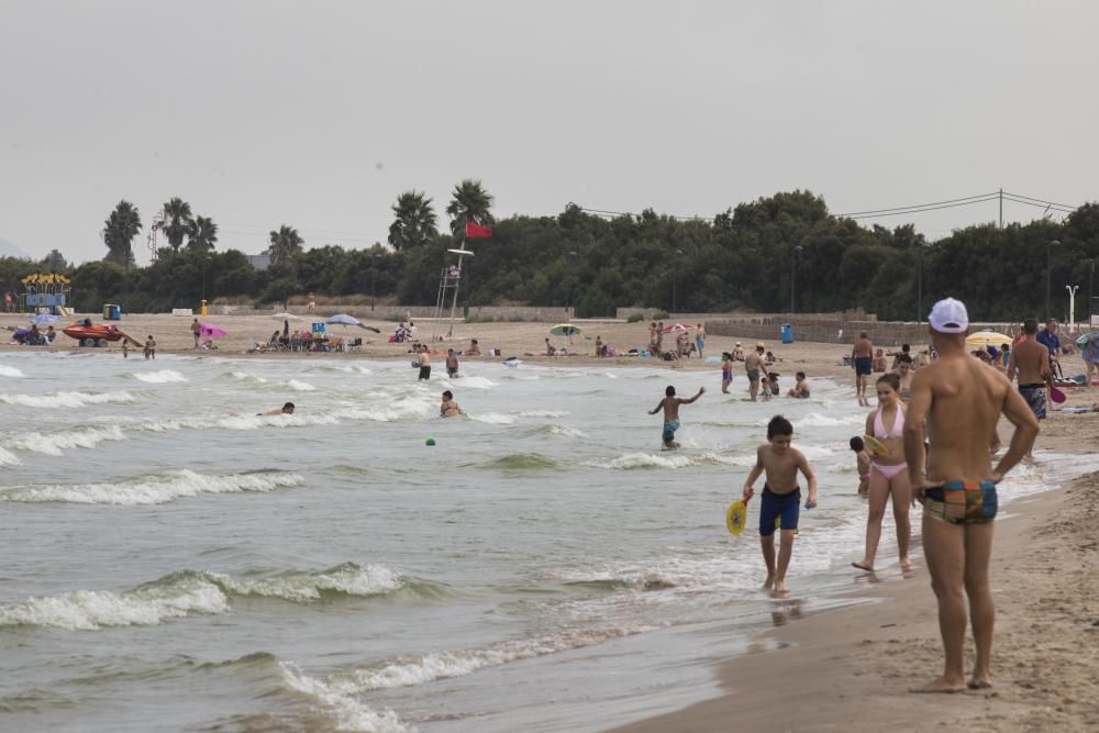 El Ayuntamiento pone la bandera roja en la playa de Pinedo