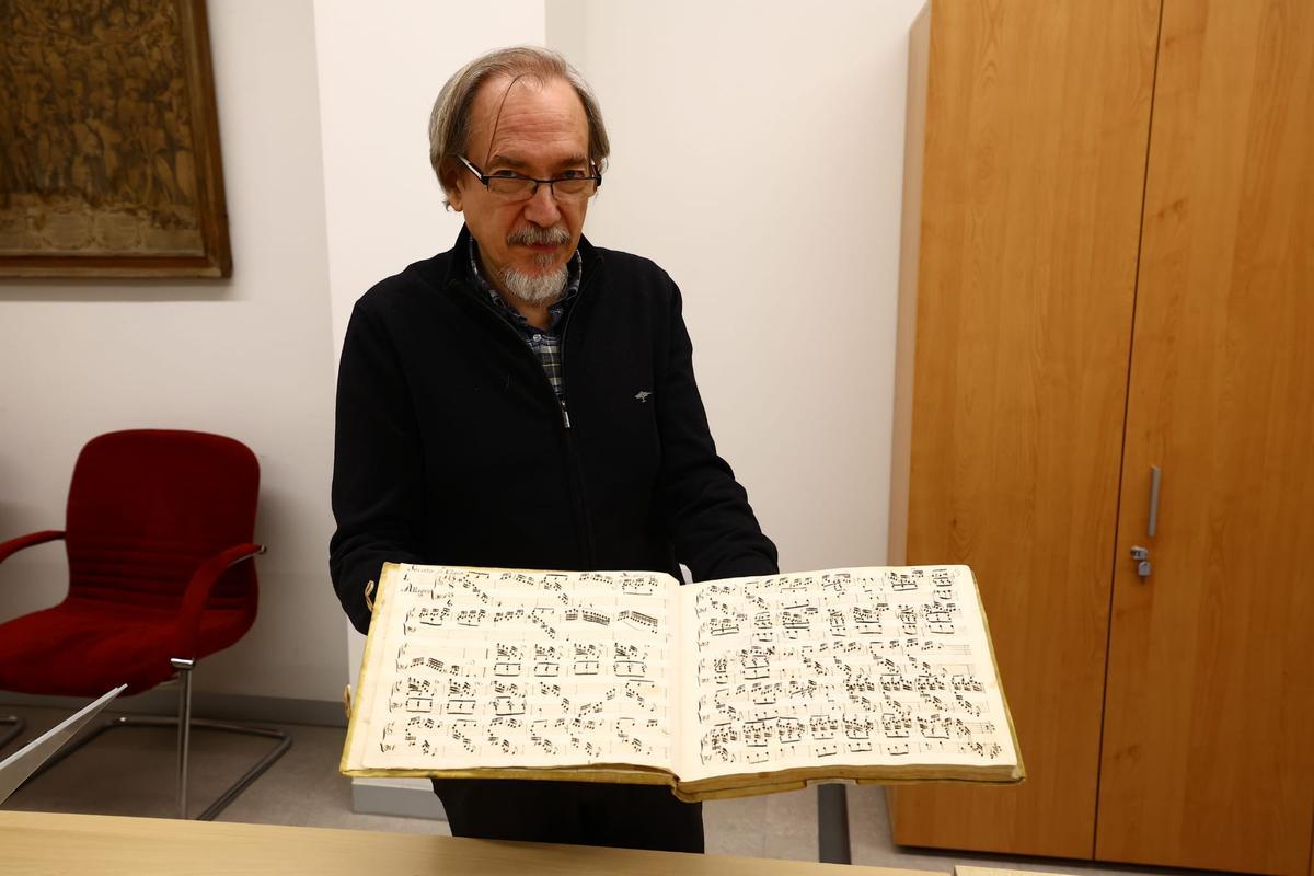 El técnico responsable del archivo musical, Luis Antonio González, posa con las sonatas de Domenico Scarlatti.