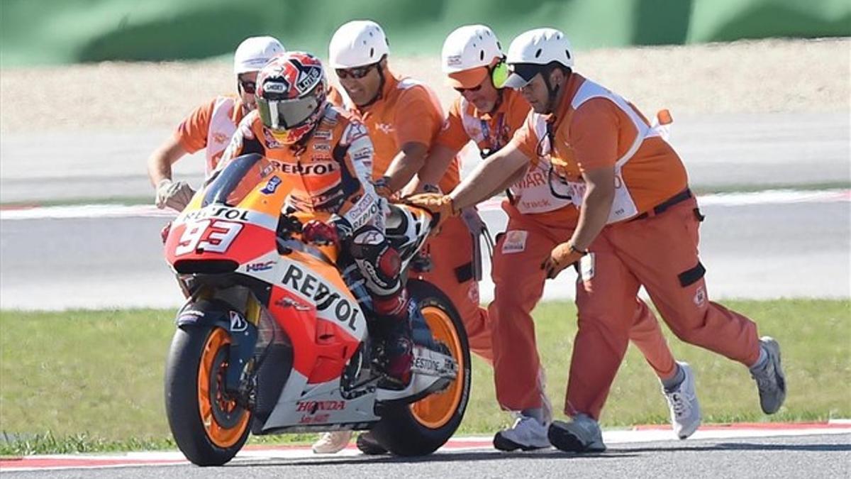 Los comisarios empujan a Márquez para que arranque su Honda