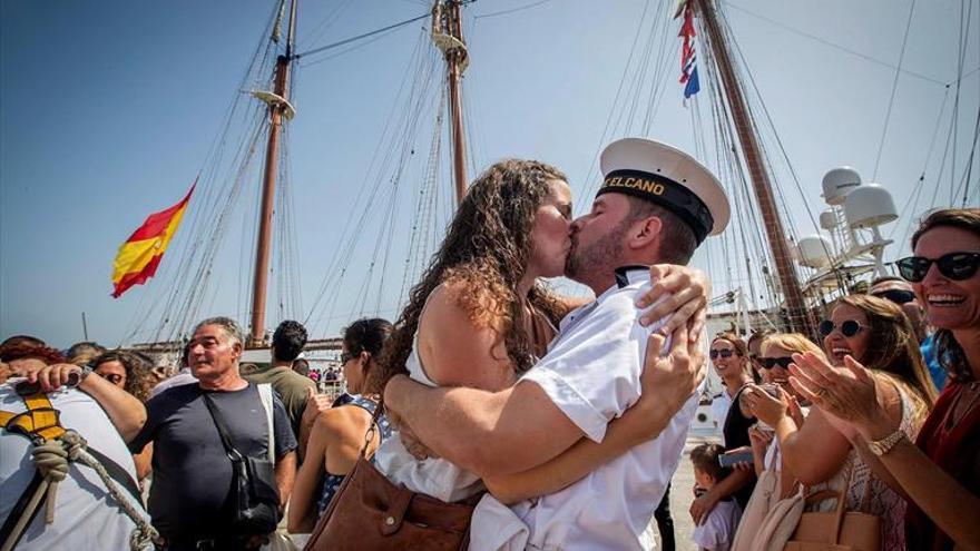 Elcano atraca en Cádiz tras navegar seis meses