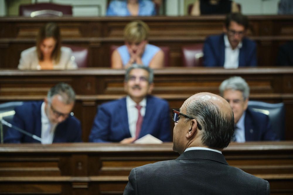 Torres, ante el pleno del Parlamento