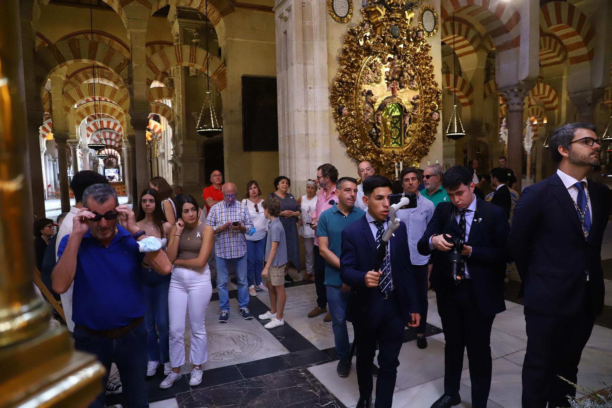 Besamanos de la Virgen de LaPaz en la Mezquita-Catedral