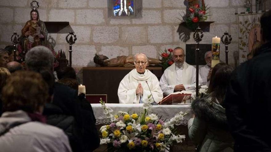 Misa del obispo en la iglesia del Santo Sepulcro