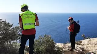 Los bomberos de Ibiza rescatan a dos excursionistas perdidos en un terreno peligroso en ses Balandres