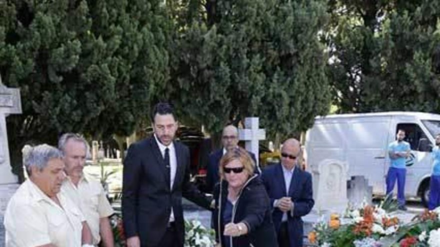 Blanca de Borbón, hija del fallecido, arroja una flor a la tumba de su padre.