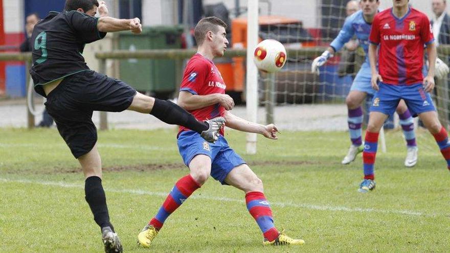 Villa, del Universidad, golpea el balón de volea en el partido disputado ayer en el campo del Condal.