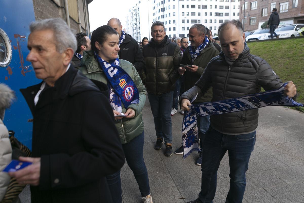Así estaba el Suárez Puerta para recibir al Arenteiro: disfraces y miles de aficionados entregados