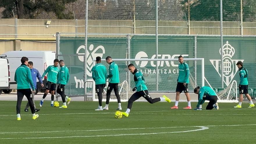 El Betis entrena de cara a Oviedo mientras espera a Bakambu