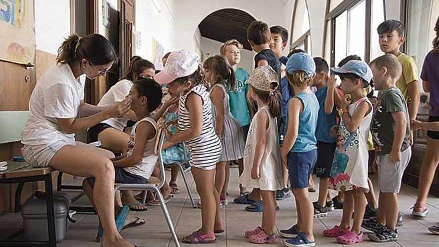 Los niños tendrán que aprender a hacer la fila mucho más separados.