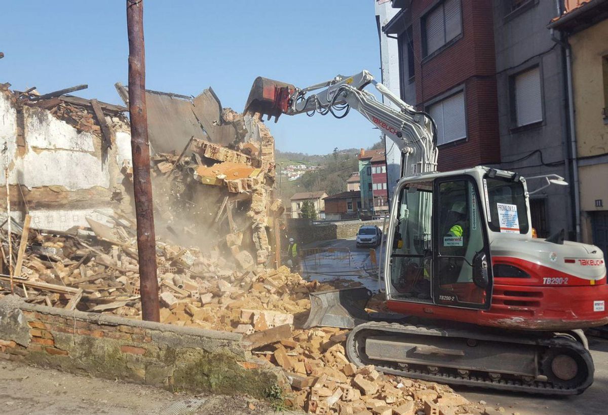 Uno de los derribos que se llevaron a cabo en Ciaño, Langreo. | L. M. D.