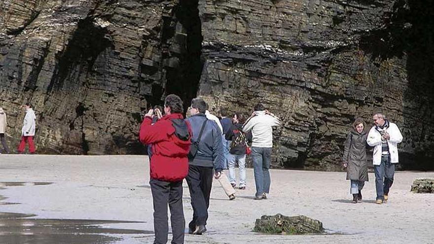 Turistas en la playa de As Catedrais.