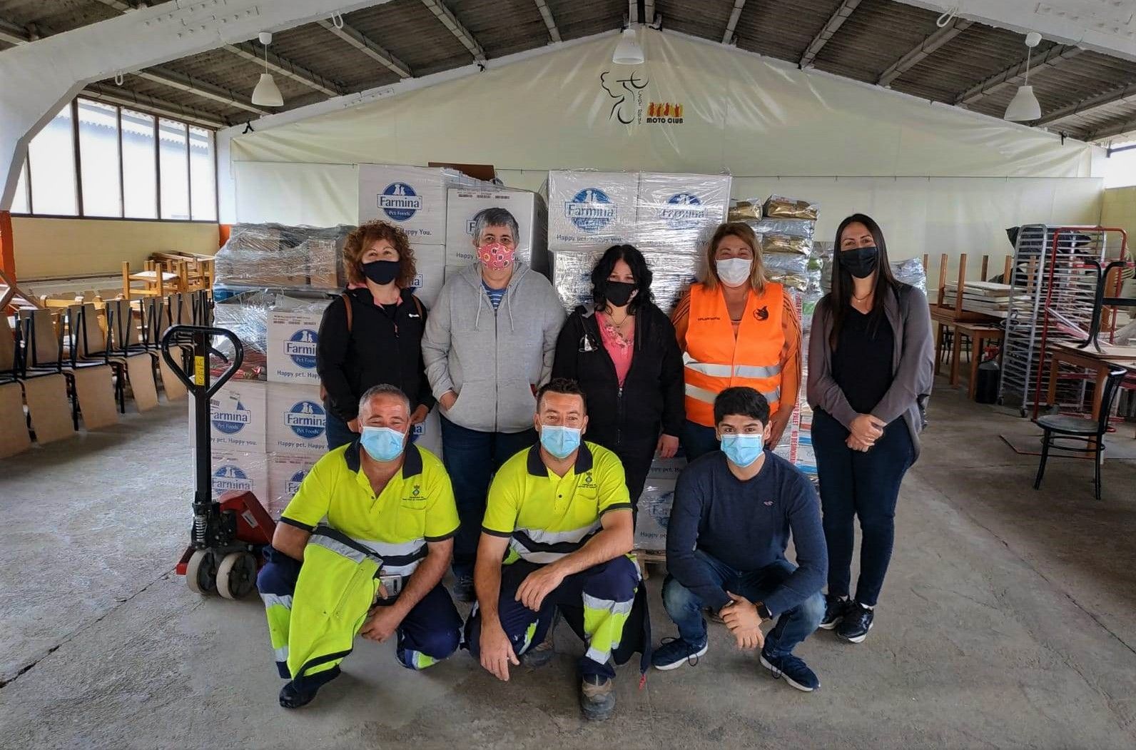 Donación de 12 toneladas de pienso para las colonias de gatos y perros de Mollet y Sant Fost.