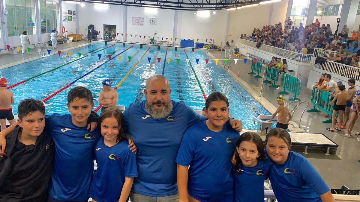 Nadadores del CN Xàtiva en la piscina de Gandia.