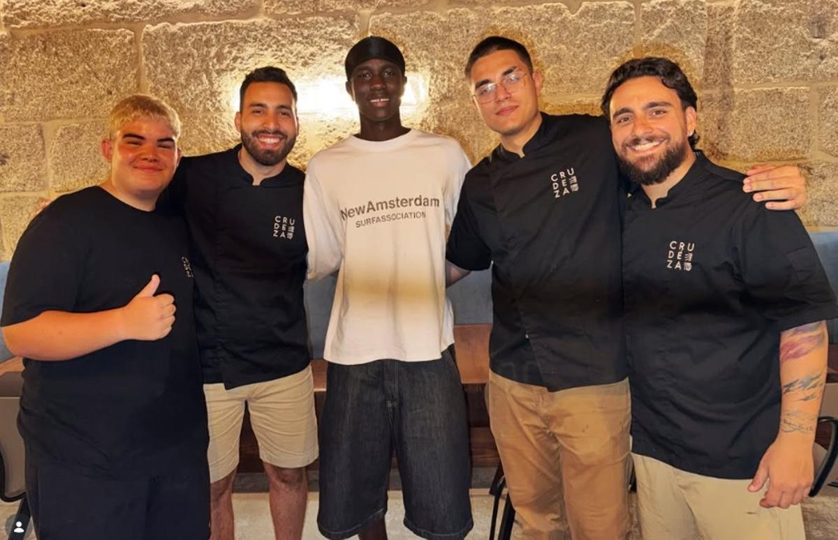 Abdoulaye Faye posa junto al personal del restaurante Crudeza durante su visita al establecimiento de Ronda de Don Bosco.