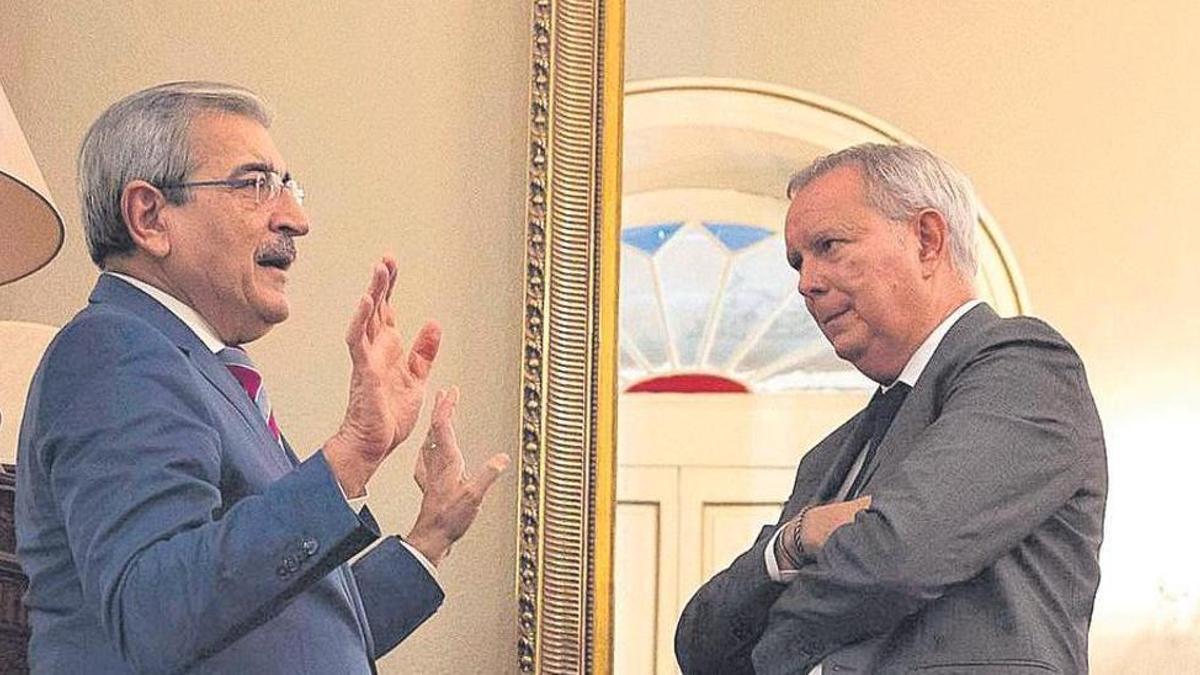 Román Rodríguez (izquierda) charla en una sala del Parlamento de Canarias con el también consejero Sebastián Franquis.