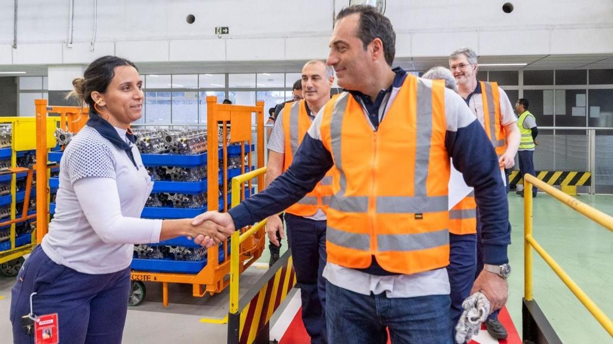 Antonio Filosa, durante la visita a una de las fábricas de Stellantis.