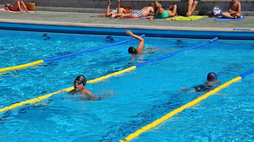Ames abre o prazo para solicitar os carnés de usuario das piscinas municipais descubertas