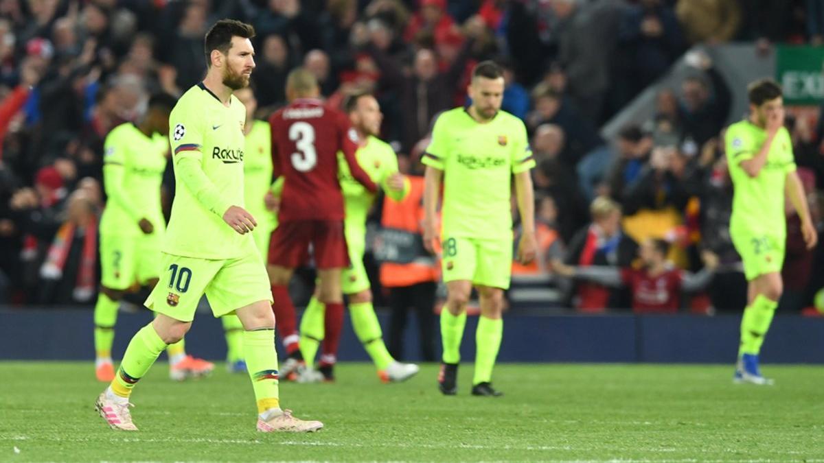 El jugador del Barcelona Lionel Messi sale del campo tras la semifinal de la UEFA Champions League, en el estadio Anfield de Liverpool (Reino Unido).