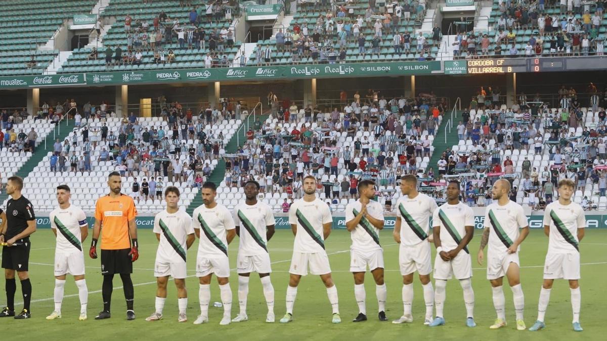 La afición, entonando el himno antes del inicio del encuentro ante el Villarreal B en El Arcángel.