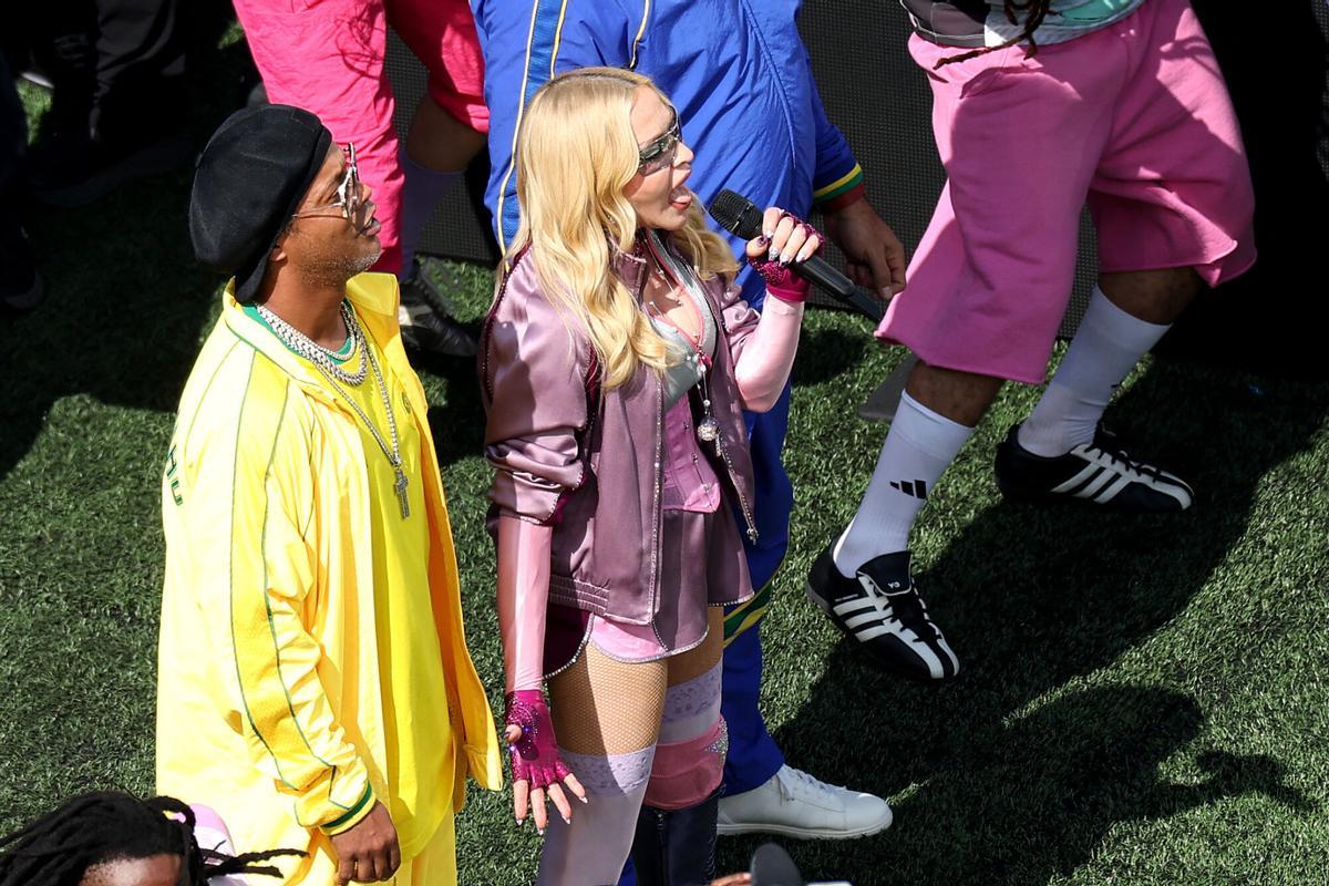 Ronaldinho y Madonna actuando al inicio de la final del Mundial 2026.