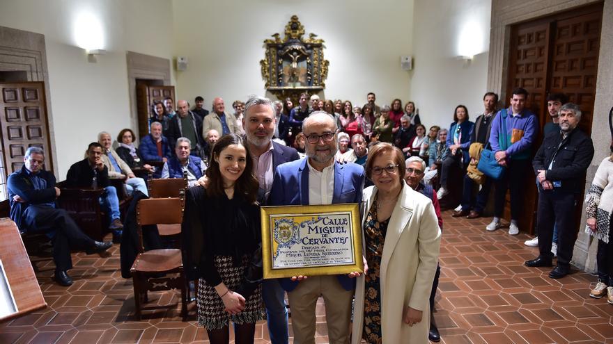 Una calle de Plasencia, dedicada al profesor Miguel Lumera