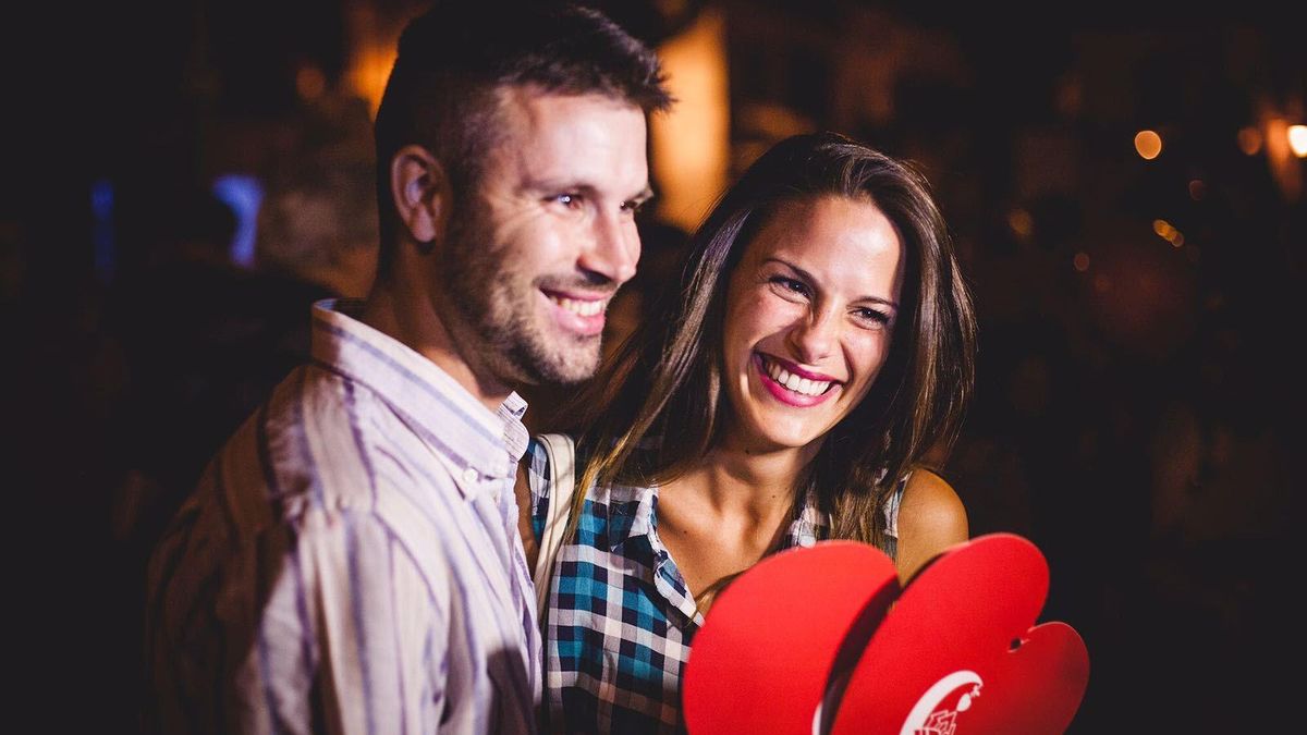 Una pareja durante la anterior edición de "La Noche Romántica", en Grazalema, en Cádiz.