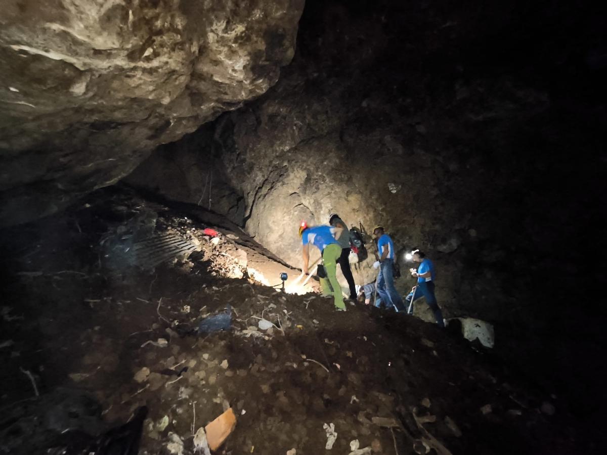 Los arqueólogos inspeccionan los restos hallados en la Sima de Jinámar, en Telde, en octubre de 2024.
