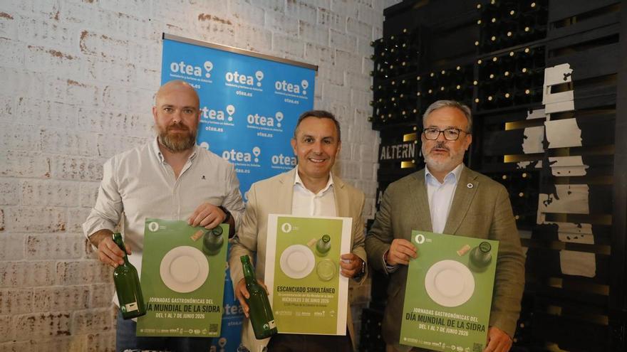 Escanciado simultaneo en Oviedo para celebrar el Dia Mundial de la Sidra