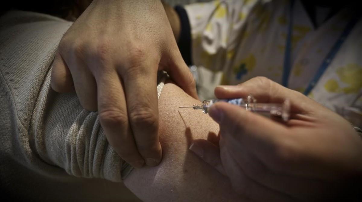 Vacunación contra la gripe en un CAP de Barcelona.