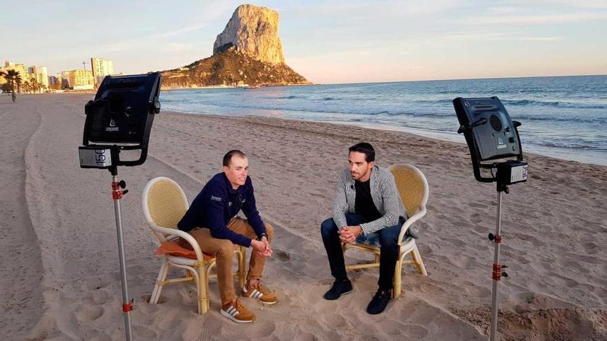 Enric Mas y Alberto Contador en la playa de Calpe.