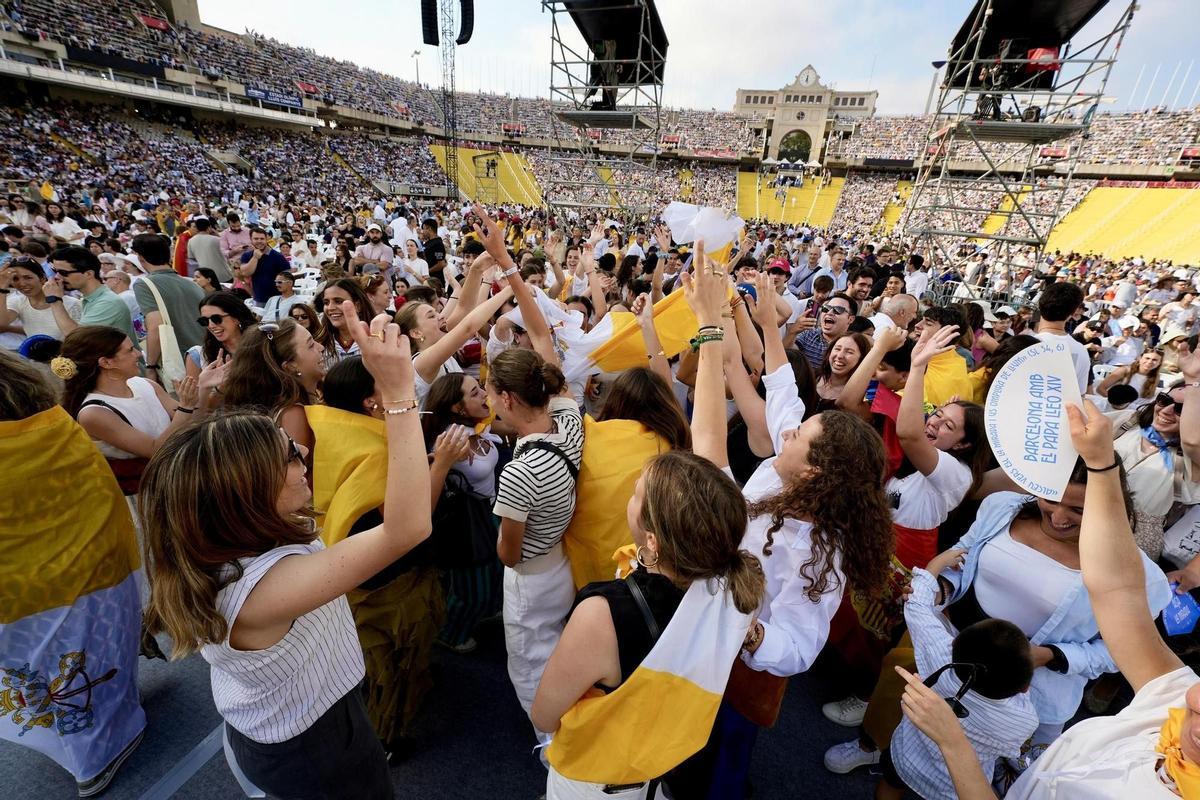 Asistentes a la vigilia en el Estadi Olímpic con motivo de la visita del Papa.