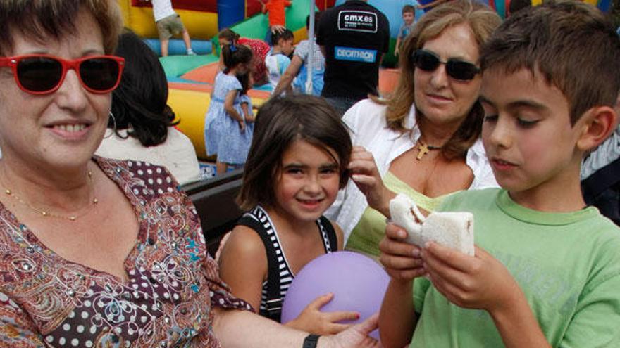 Unas abuelas,con sus nietos, de  merienda, en el parque de Poniete, en Gijón