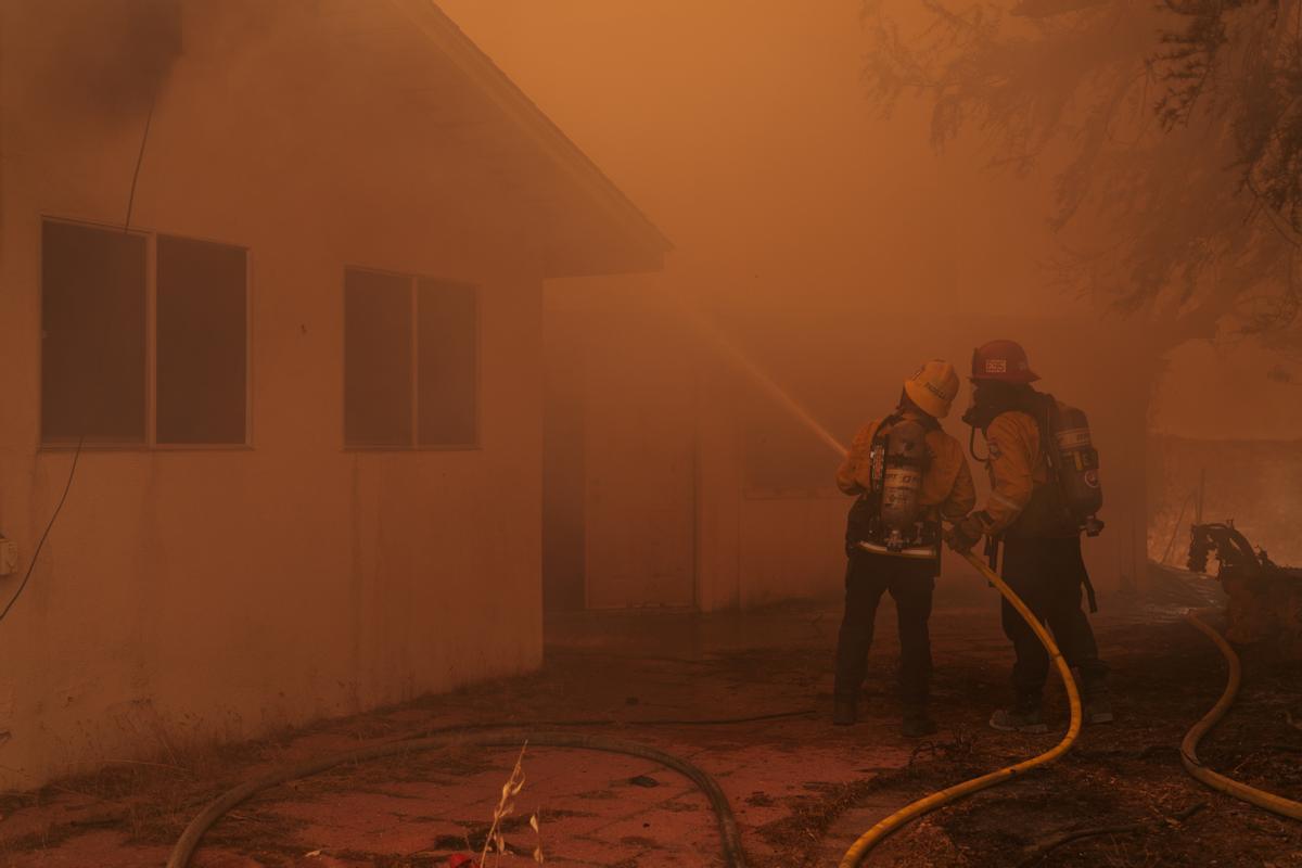 Lucha sin tregua contra el fuego en Hemet (California)