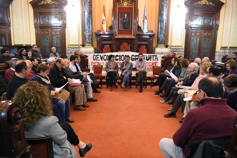 Reunión en María Pita con asociaciones que defienden el uso público del borde del litoral