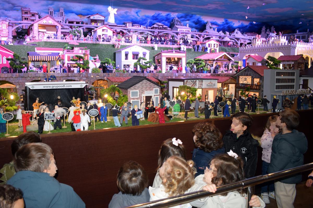 Niños observando el Belén.