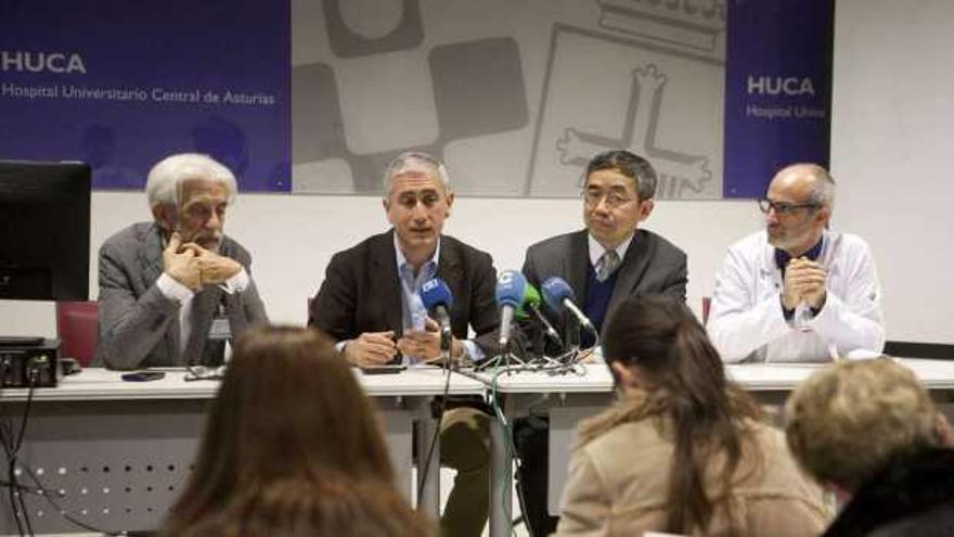 De izquierda a derecha, Jesús Otero, Elías Delgado, Yong Zhao y Miguel Rodríguez, en la presentación del resultado del análisis clínico.