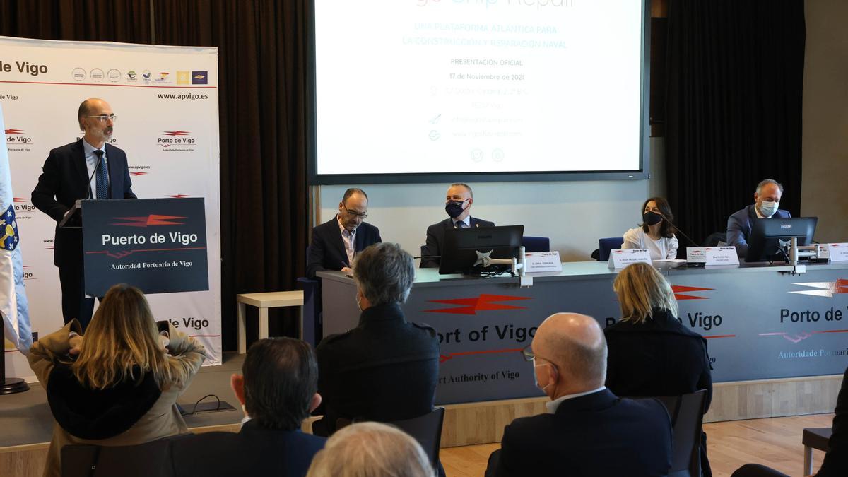 De izq. a drch., los participantes en el acto de presentación de Vigo Ship Repair: Jesús Vázquez Almuiña, Alberto Otero, Jorge Cebreiros, Nuria Toca y Óscar Gómez