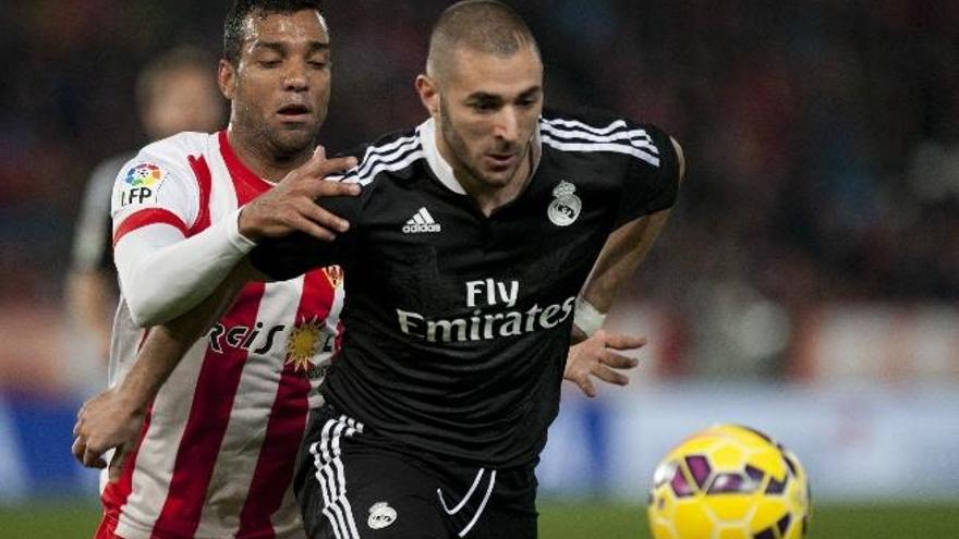 Macedo, junto a Benzema.